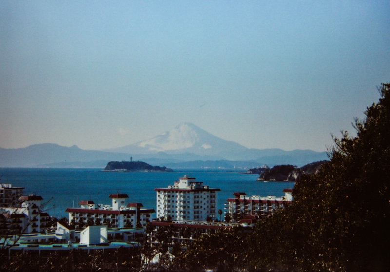 逗子から見た富士山と江ノ島（撮影時期不明）