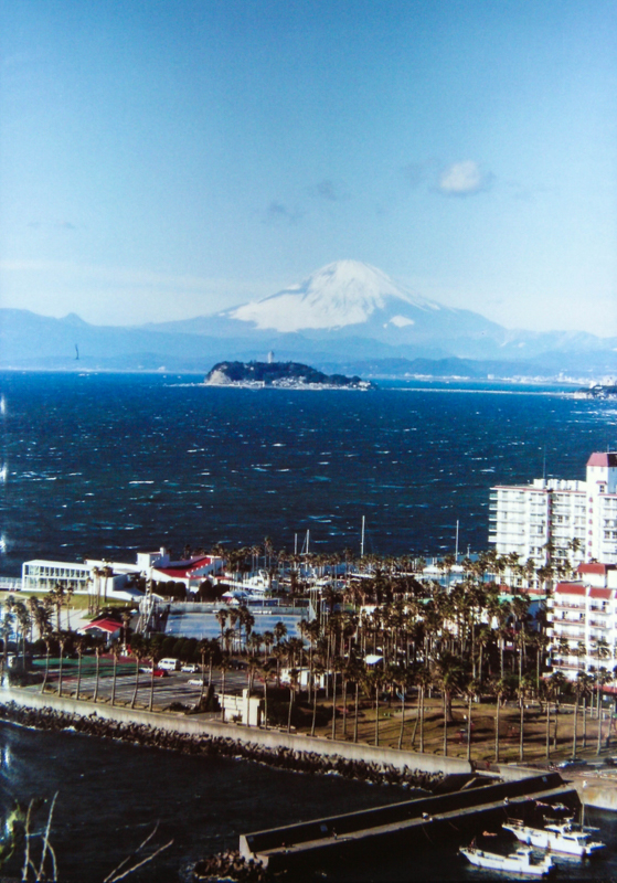 逗子から見た富士山と江ノ島（撮影時期不明）