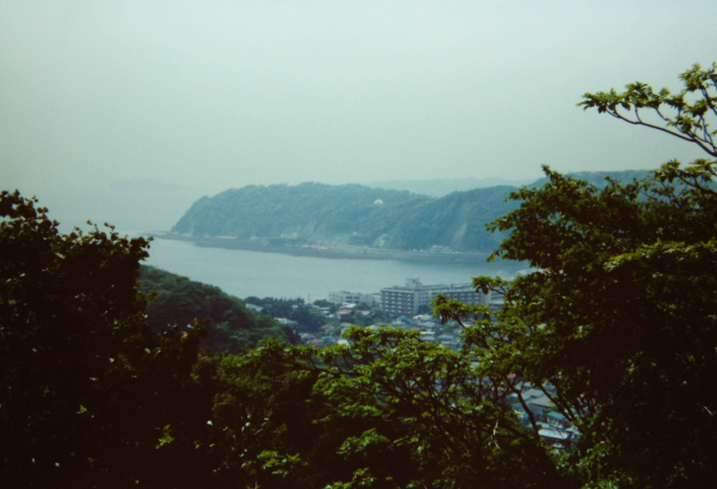 葉桜から見た逗子海岸（平成10年）