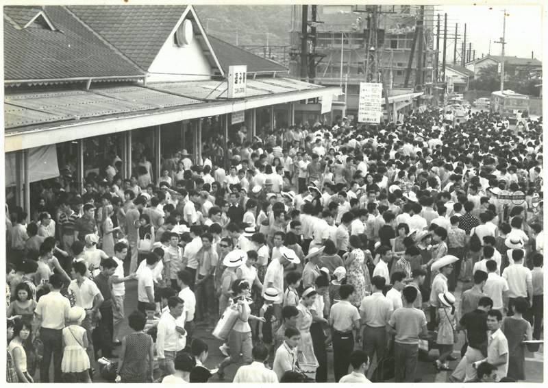 逗子駅前の雑踏(昭和41年)
