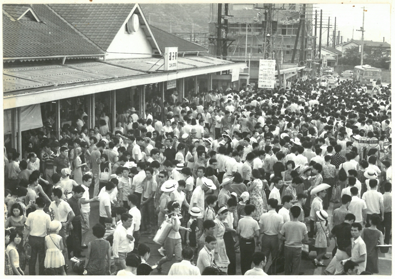 逗子駅前の雑踏（昭和41年）