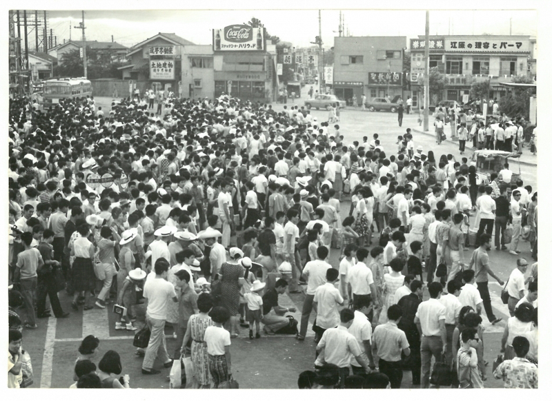 逗子駅前の雑踏（昭和41年）