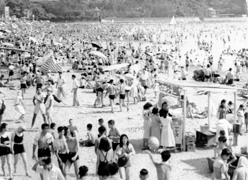 賑わう夏の逗子海岸（昭和26年）