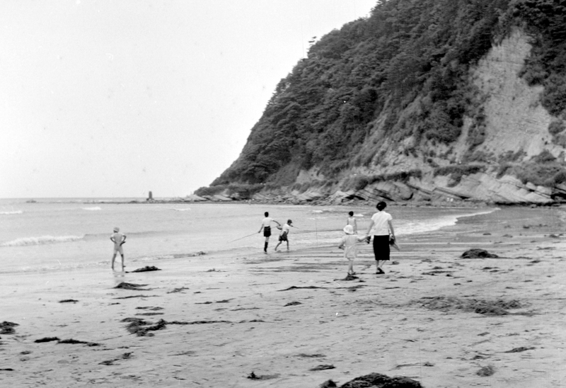 海で遊ぶ子どもたち（昭和29年ごろ）