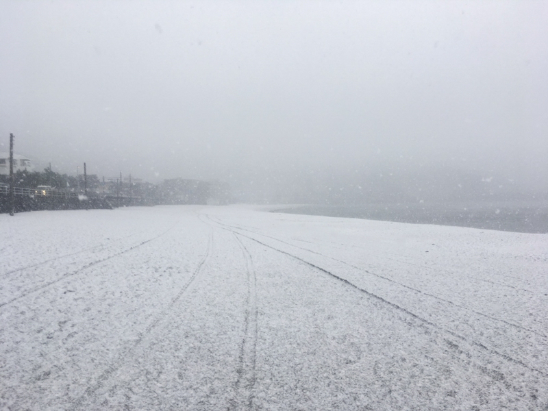 雪が積もり始めた逗子海岸（平成30年）