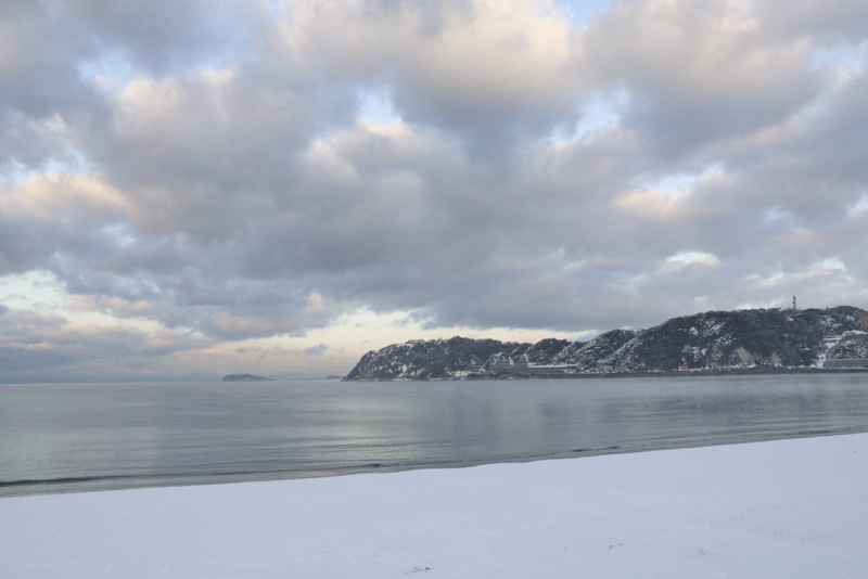 雪が積もった逗子海岸