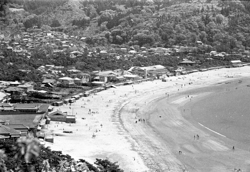 初夏の逗子海岸（昭和32年）