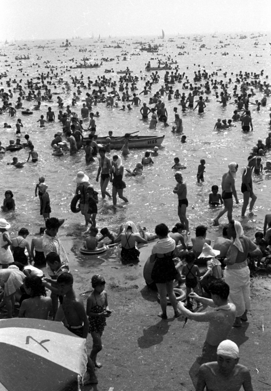 逗子海岸の賑わい（昭和32年）