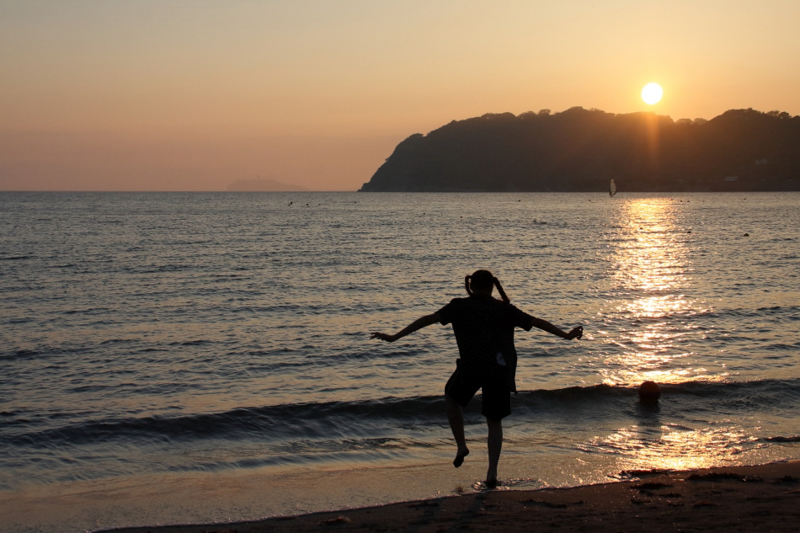 41　日暮れる浜辺で