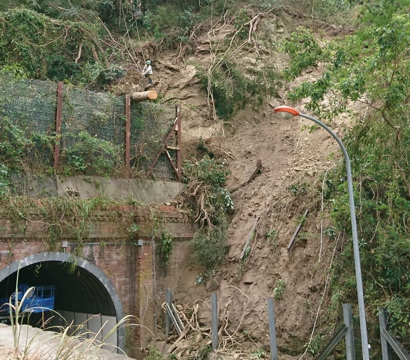 倒木・土砂崩落により通行止めとなった県道311号線小坪隧道（令和元年9月14日撮影）