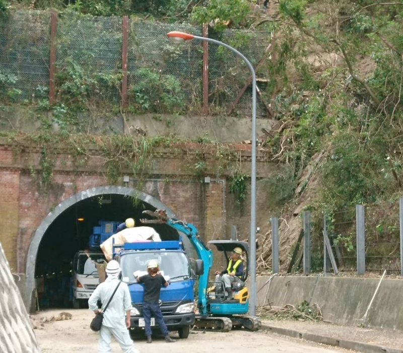 倒木・土砂崩落により通行止めとなった県道311号線小坪隧道（令和元年9月14日撮影）
