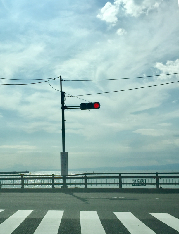 127　逗子海岸が広がる交差点
