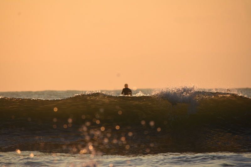 A-16　夕陽色の波しぶき