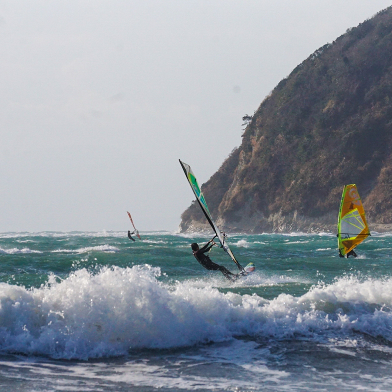 風が吹き荒れる日の逗子海岸（令和2年）