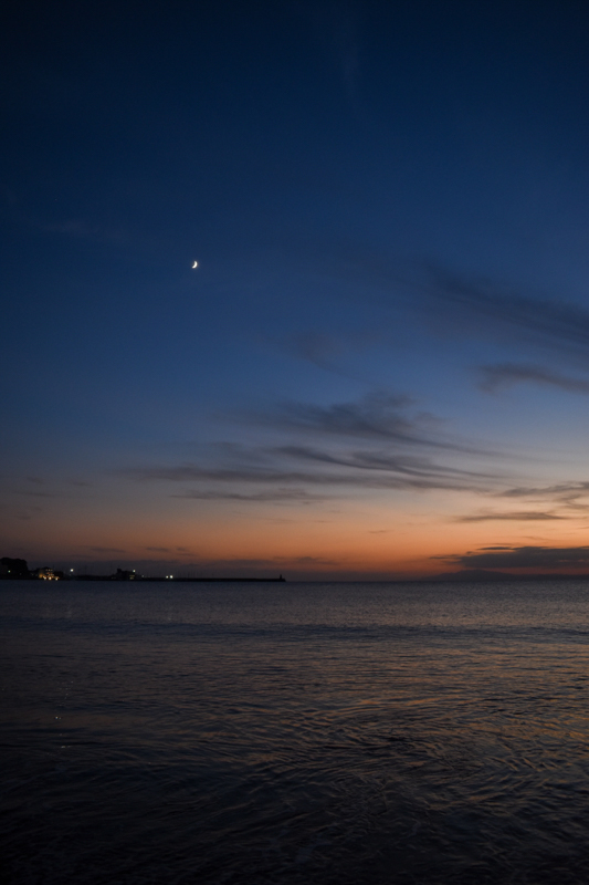 Z-165 夕暮れ時に輝くお月様