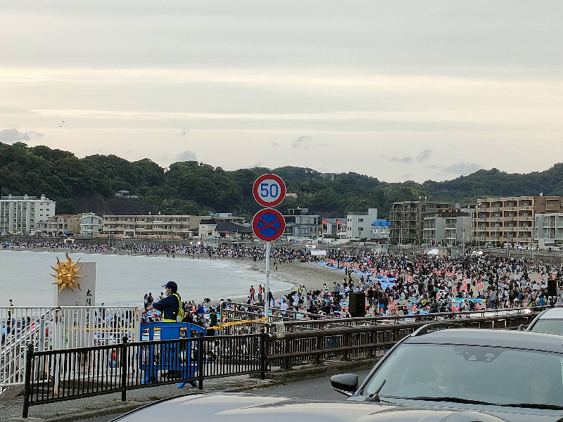 花火大会開始を待つ人々